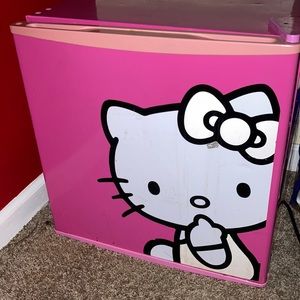 Hello kitty mini fridge💞💞!!